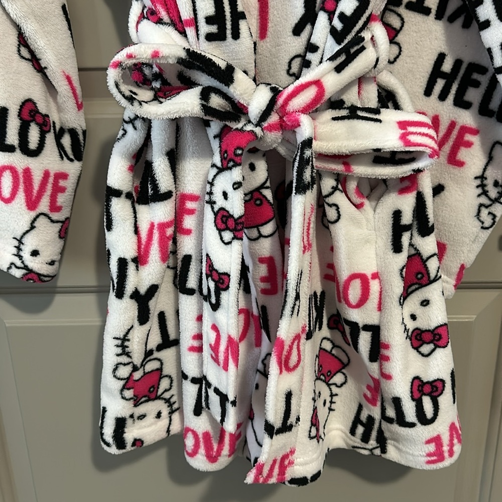 Hello Kitty Plush Robe - Picture 5 of 6